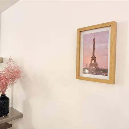 - Le Logis Versaillais * Versailles