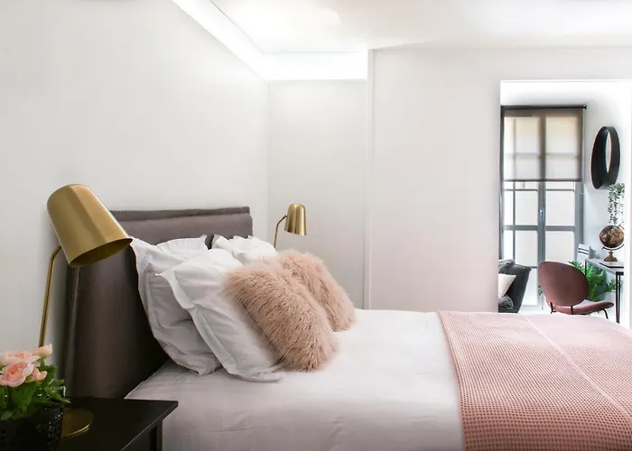 - Le Logis Versaillais * Versailles