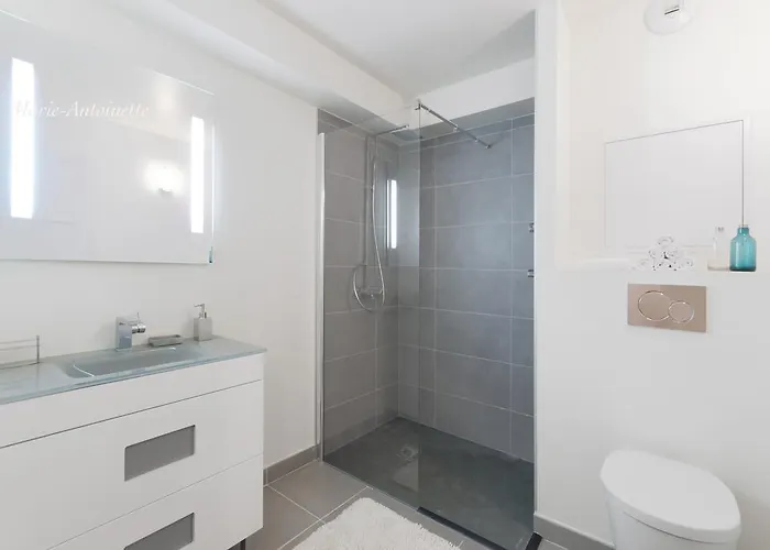 - Le Logis Versaillais * Versailles