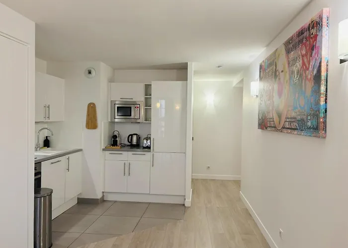 - Le Logis Versaillais * Versailles