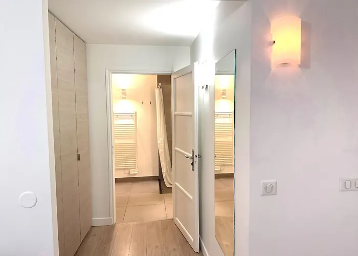 - Le Logis Versaillais