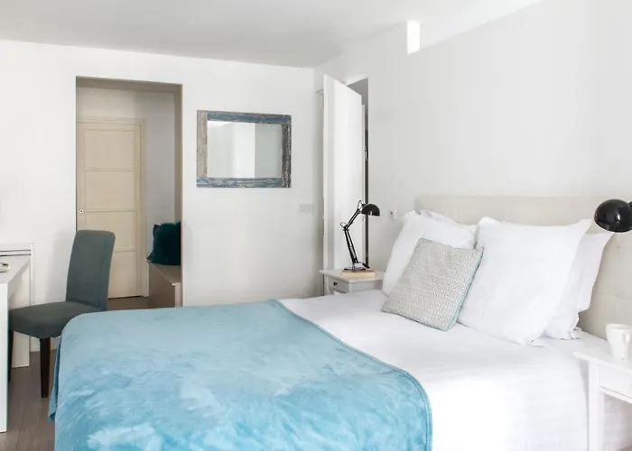 - Le Logis Versaillais