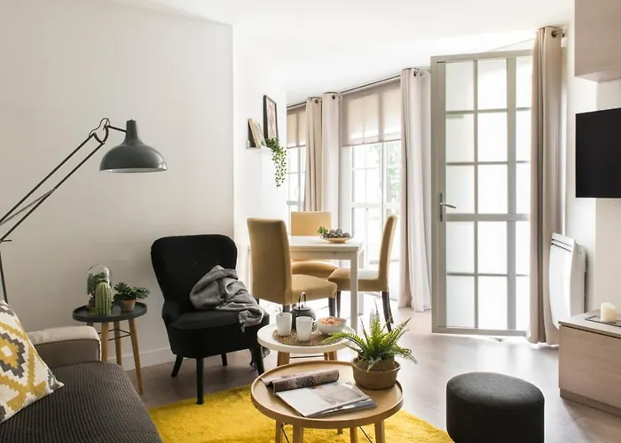 - Le Logis Versaillais