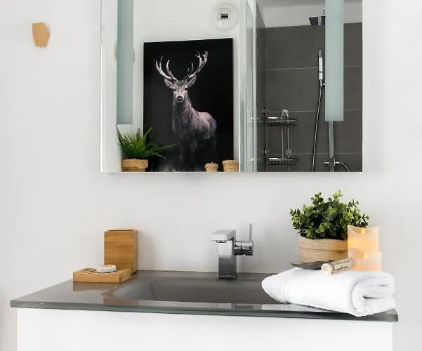 - Le Logis Versaillais *